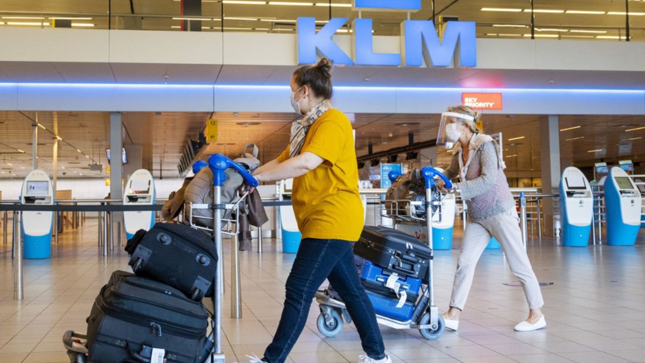 Ljudi sa maskama na aerodromu