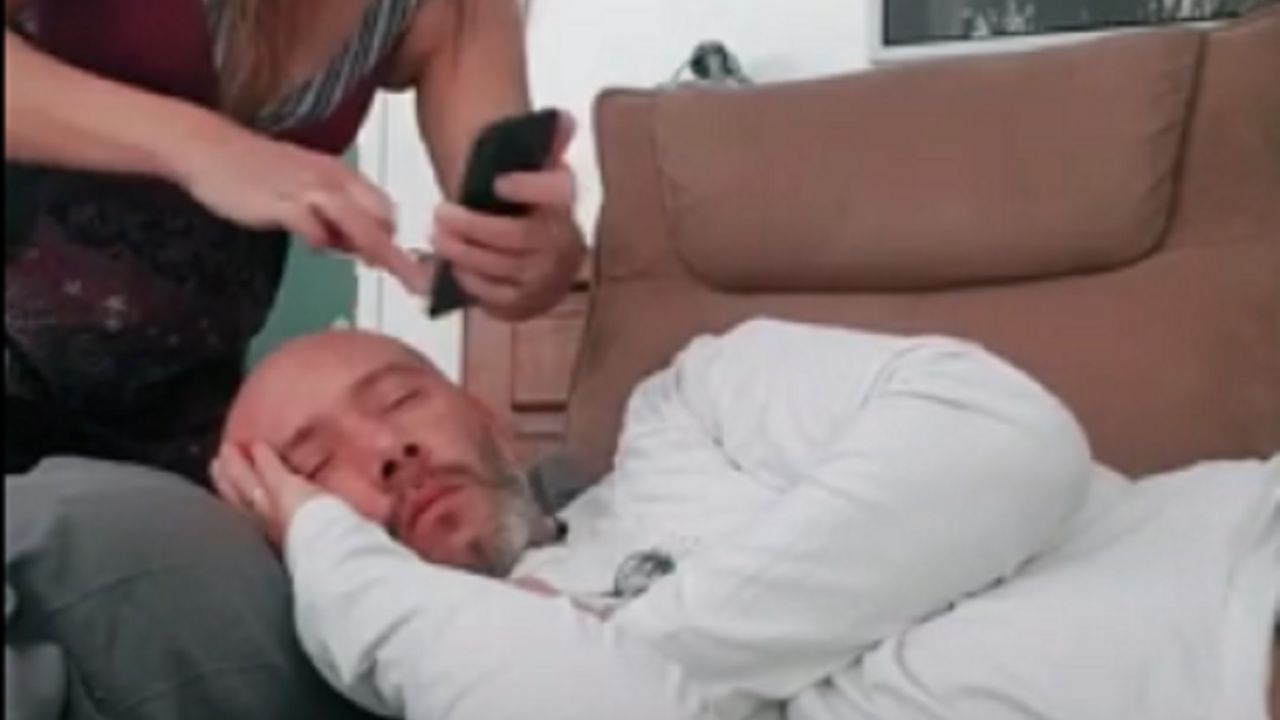Žena maltretira čoveka dok spava
