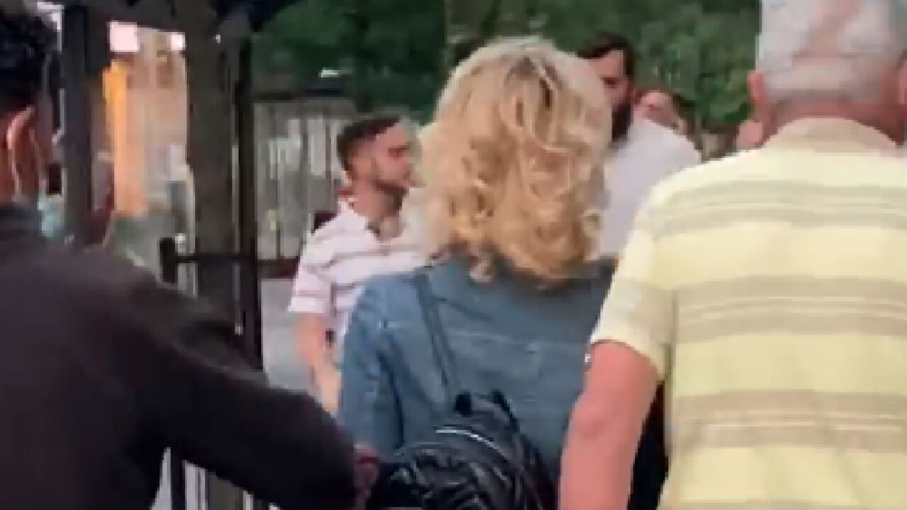 Džeparoš vadi novčanik iz ranca