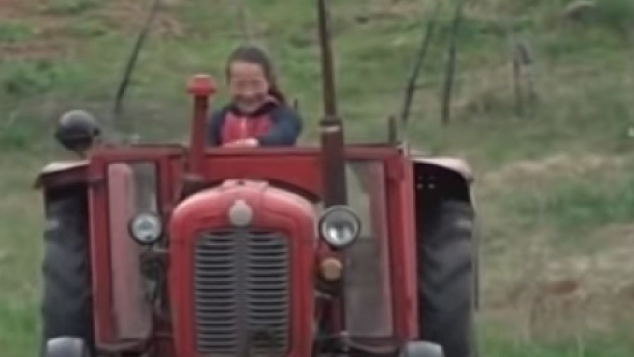 Mala Željana vozi traktor