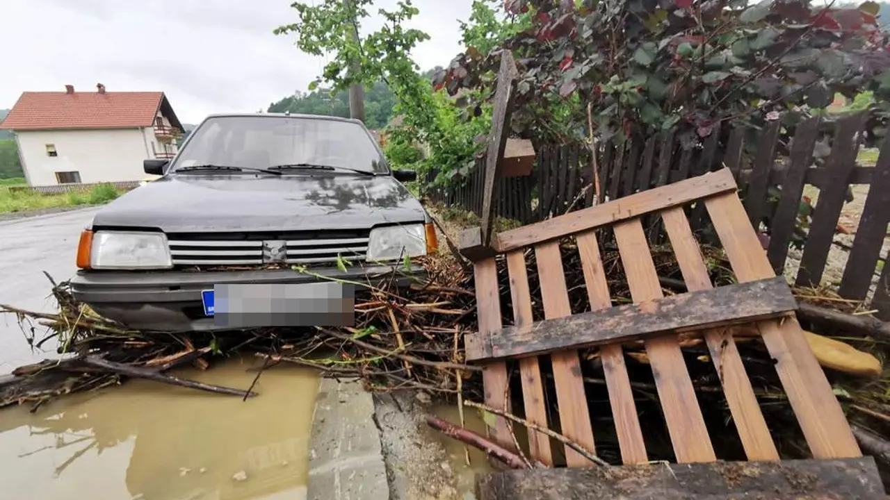 Vodena bujica nosila sve pred sobom