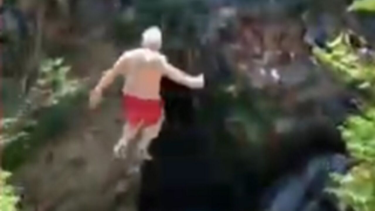 Starac skače sa stene
