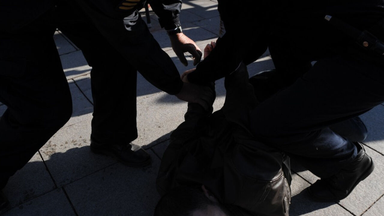 policija privodi osumnjičenog