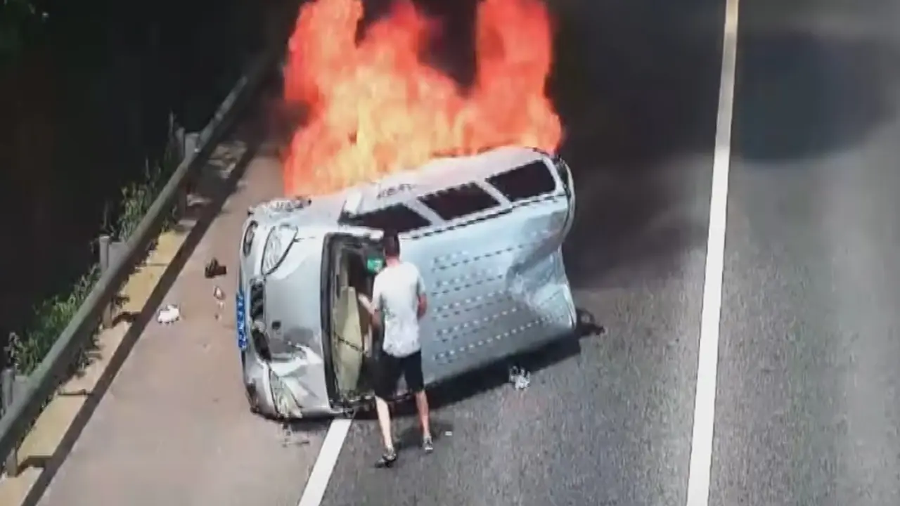 Spašavanje iz zapaljenog automobila Kina