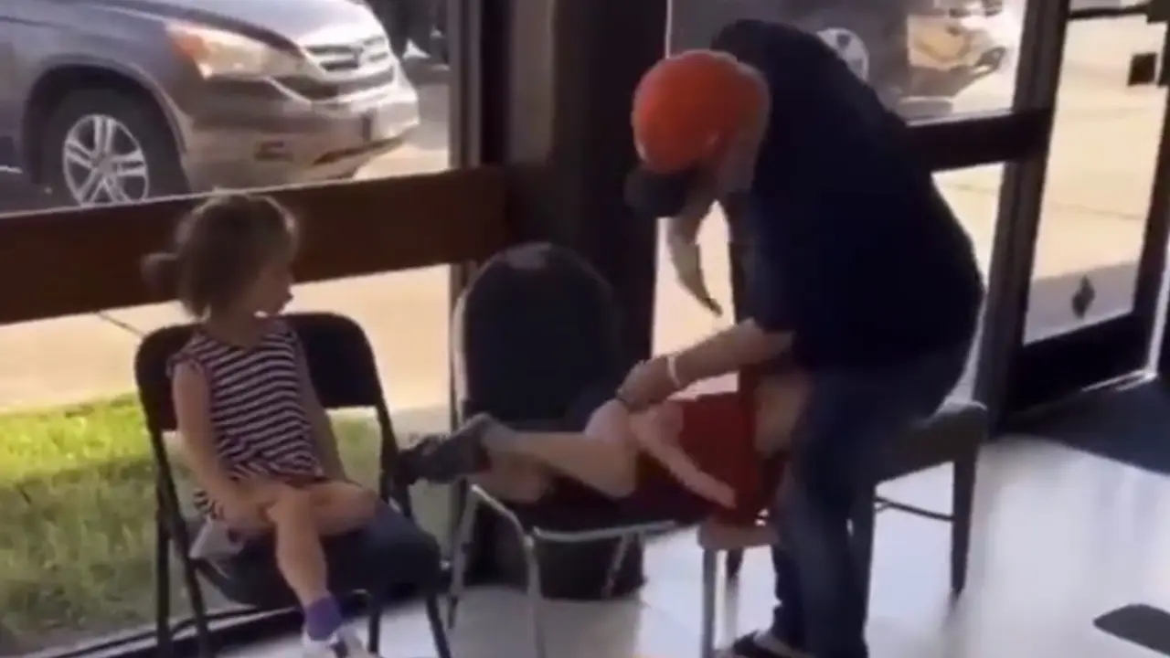 Deda olešio unuka od batina