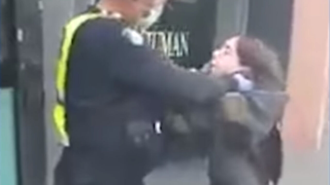 Policajac davi devojku
