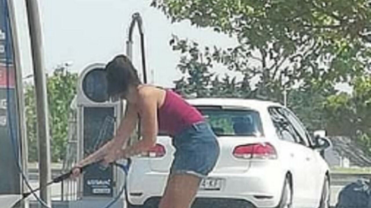 Devojka u perionici automobila