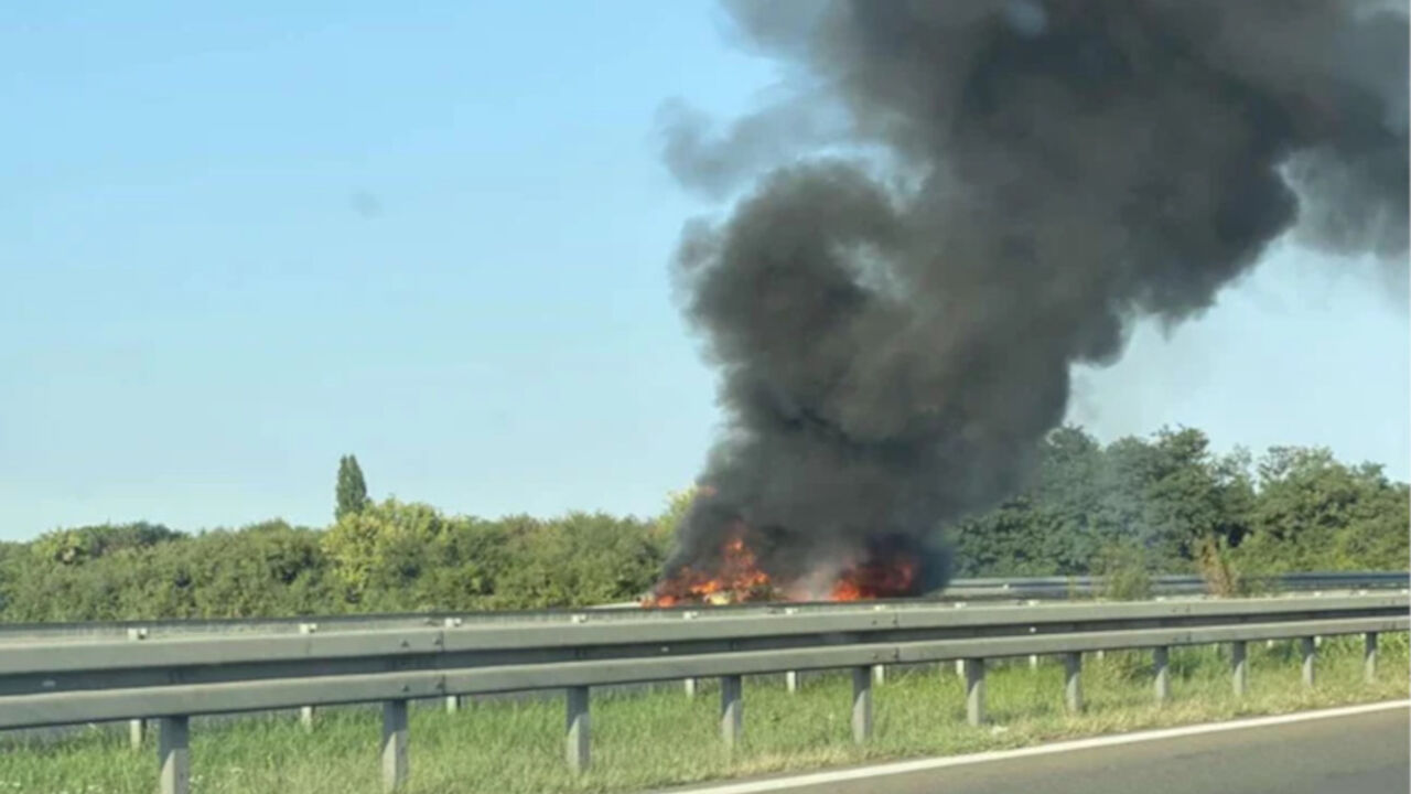 Gori vozilo na autoputu