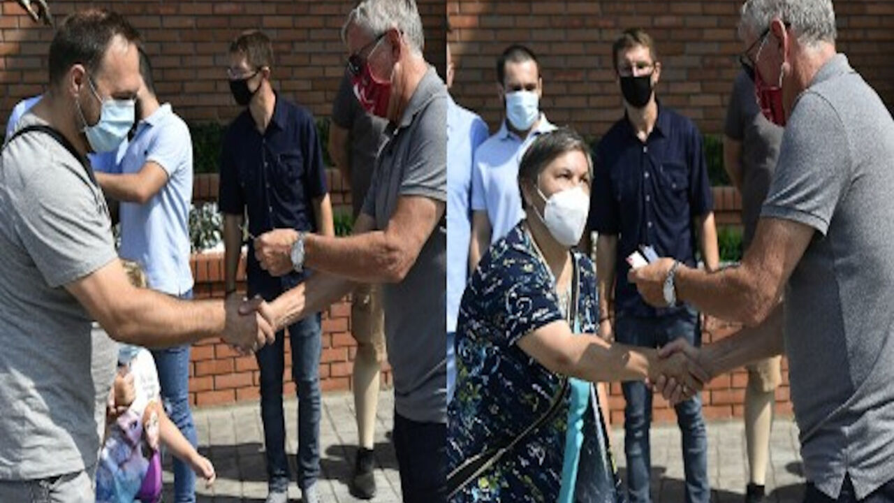 Vladimir Petrović Pižon uručuje besplatne sezonske ulaznice osobama sa invaliditetom