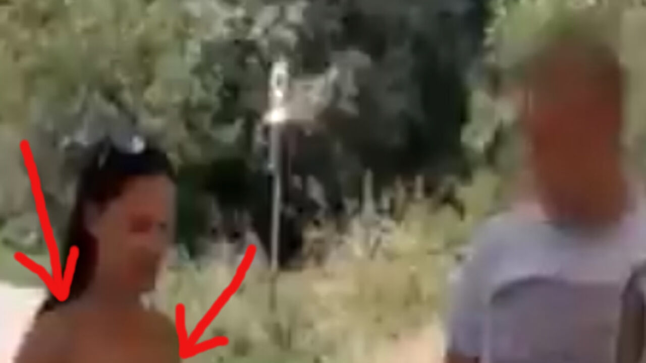 Gola devojka i prodavac lubenica