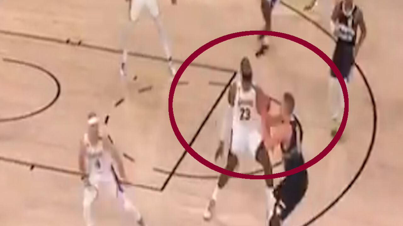 Nikola Jokić koš preko Lebrona Džejmsa