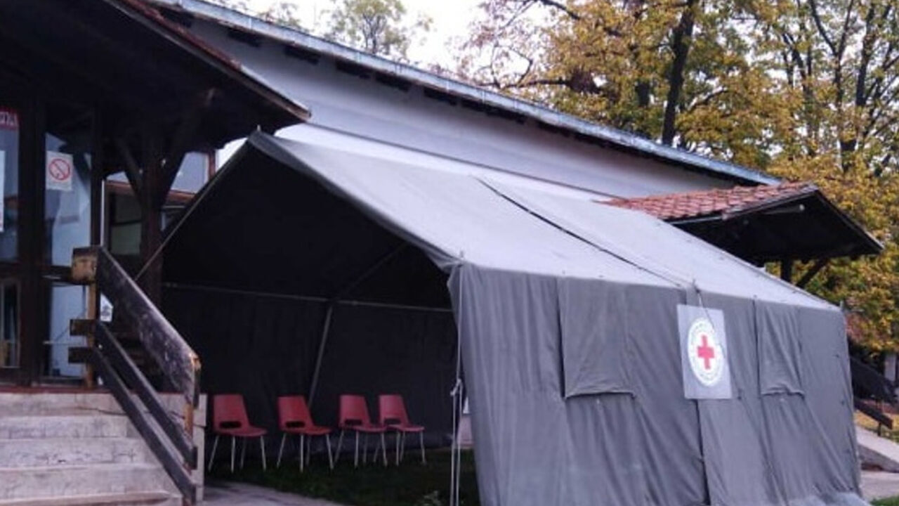 Postavljen šator čekaonica ispred kovid ambulante