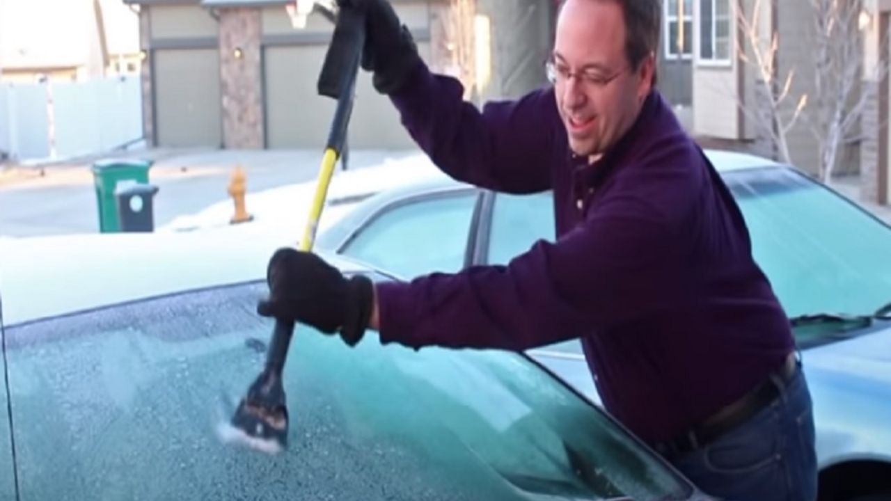 zaleđeni prozori automobila