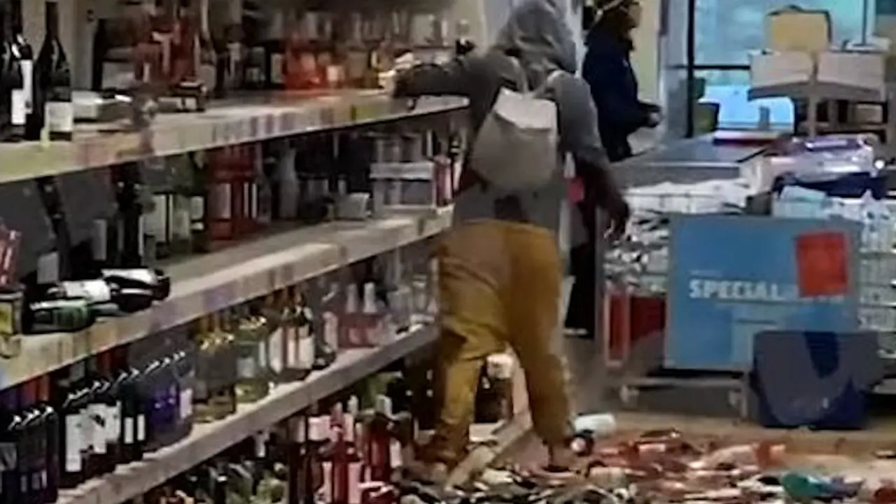 Žena baca i lomi flaše alkoholnih pića