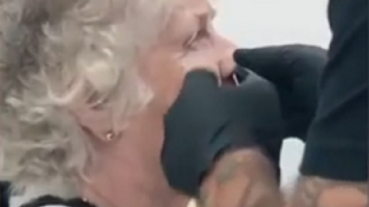 Starija žena buši nos
