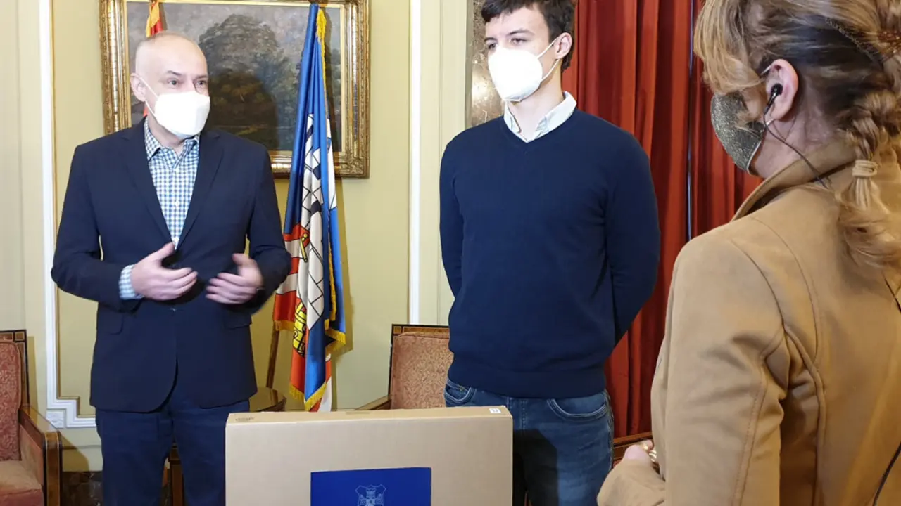 Gradonačelnik Radojičić poklonio laptop najboljem maturantu Matematičke gimnazije