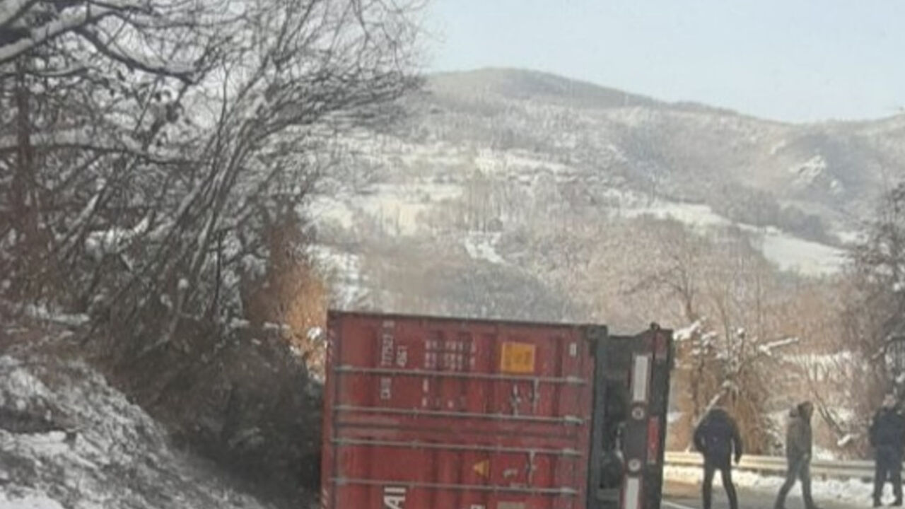 Prevrnuo se šleper kod Brodareva