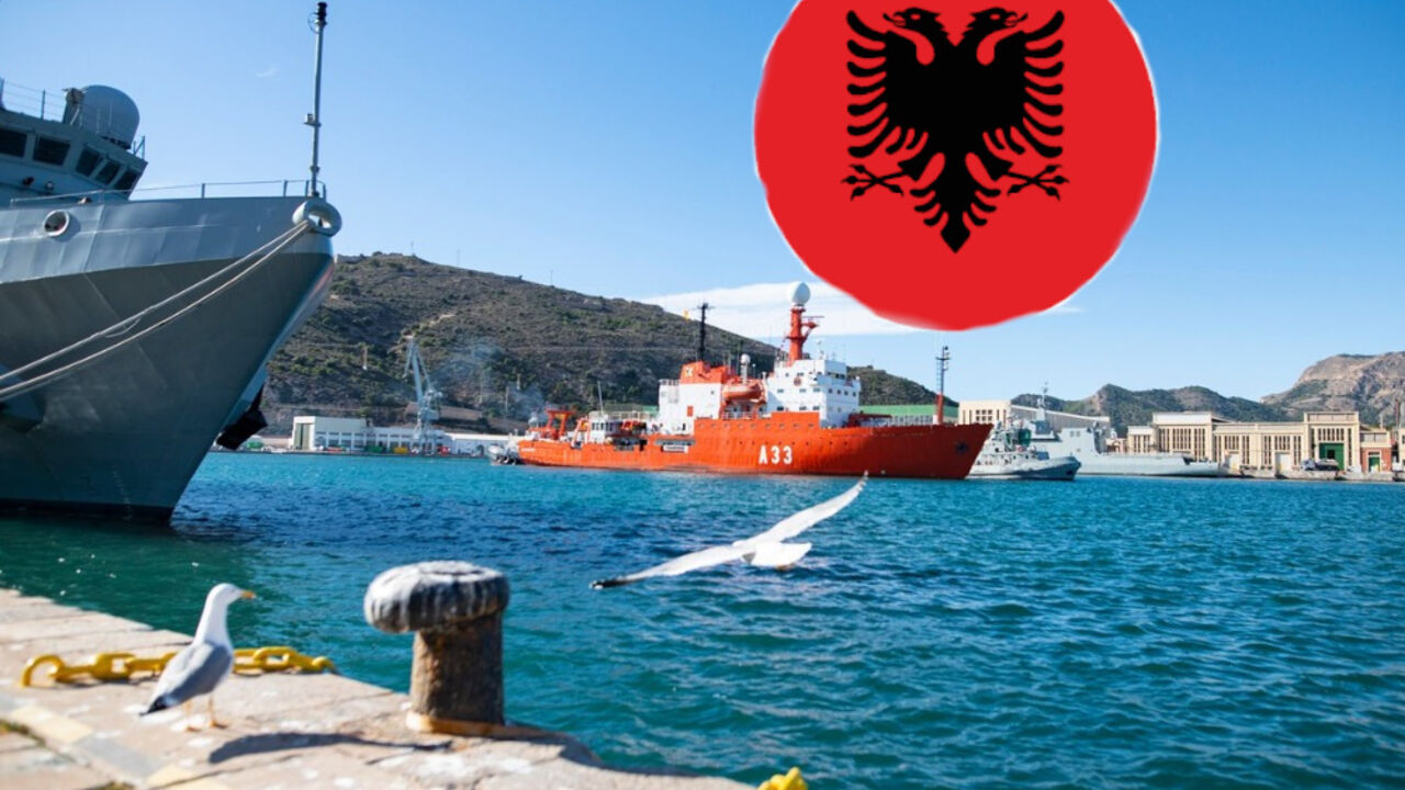 Albanija, brod