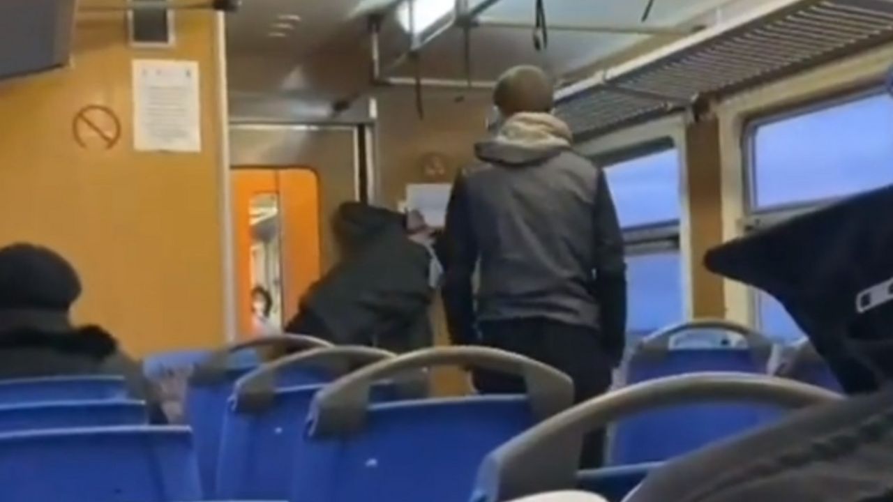Dva maloletnika piju sredstvo za dezinfekciju
