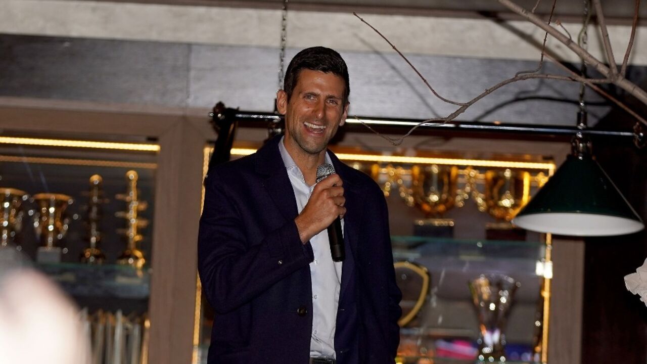 Novak peva sa publikom