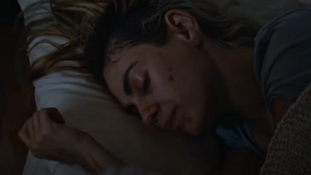 Mila Kunis (leži na krevetu)