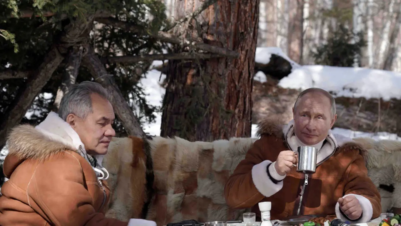 Sergej Šojgu i Vladimir Putin u tajgi