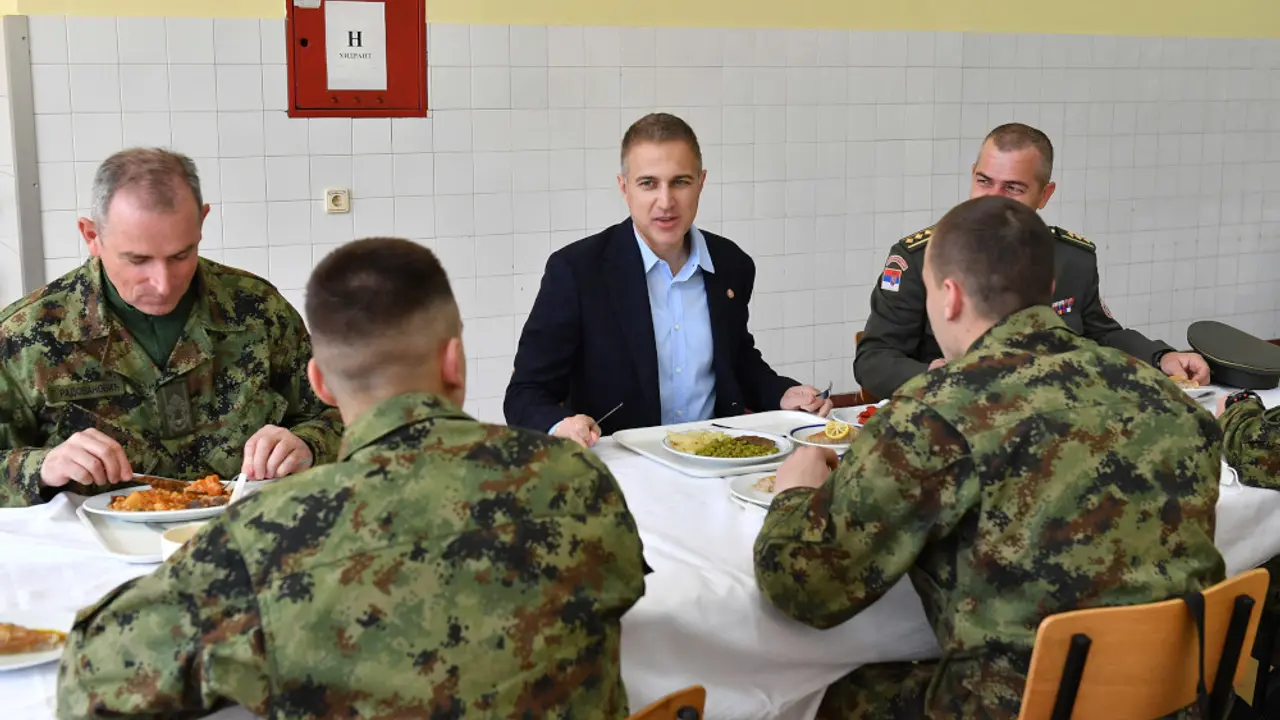 Ministar Stefanović na ručku sa kadetima