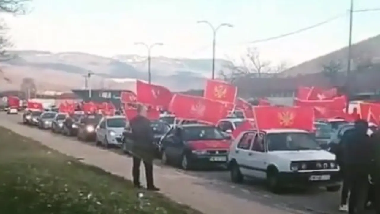 Auto kolone u Crnoj Gori
