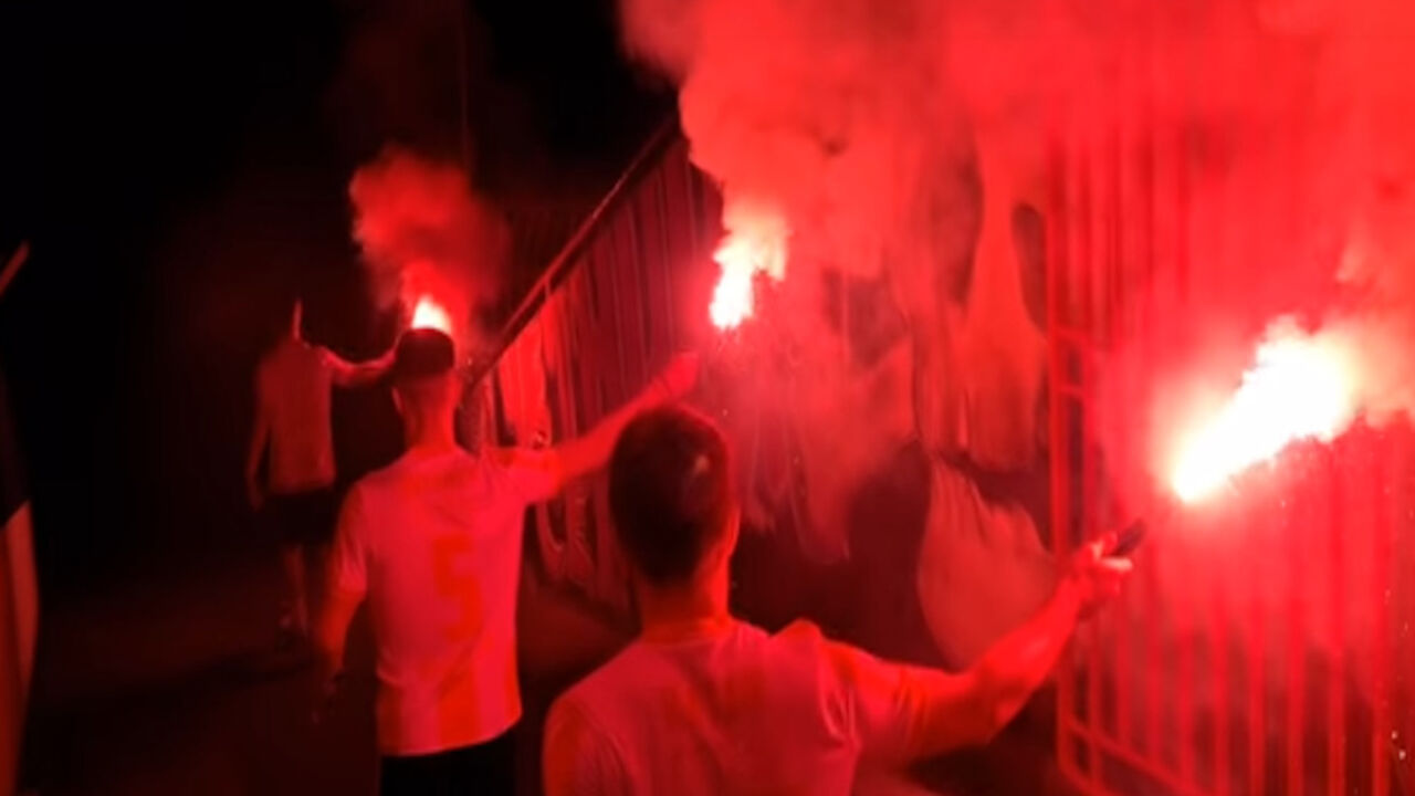 Fudbaleri Crvene zvezde sa bakljama