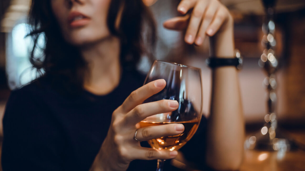 devojka, vino