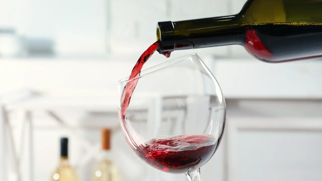 devojka, vino