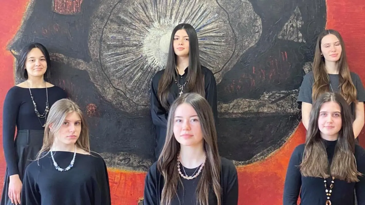 Devojke koje su pokupile nagrade na takmičenju u pevanju tradicionalnih pesama
