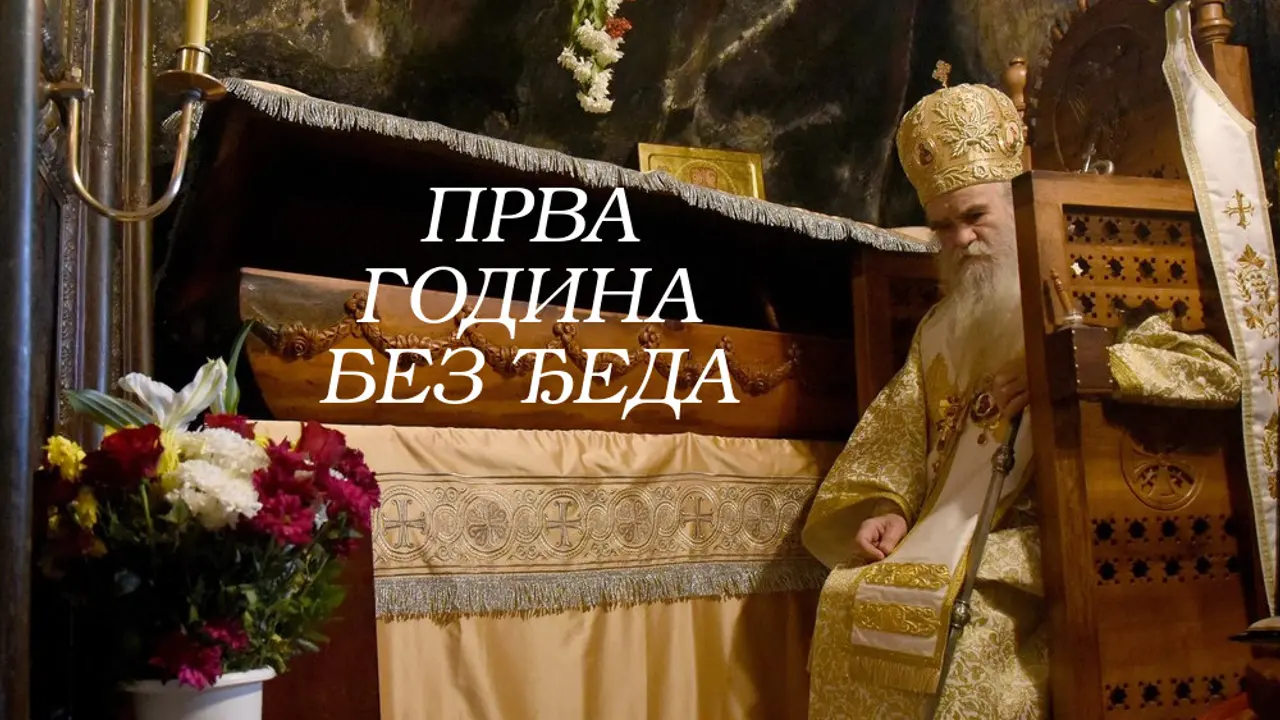 Amfilohije Radović pod Ostrogom pred moštima Svetog Vasilija