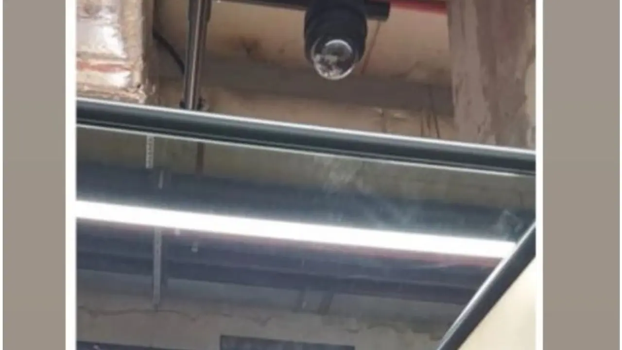 Snimanje kupaca dok se presvlače u kabini