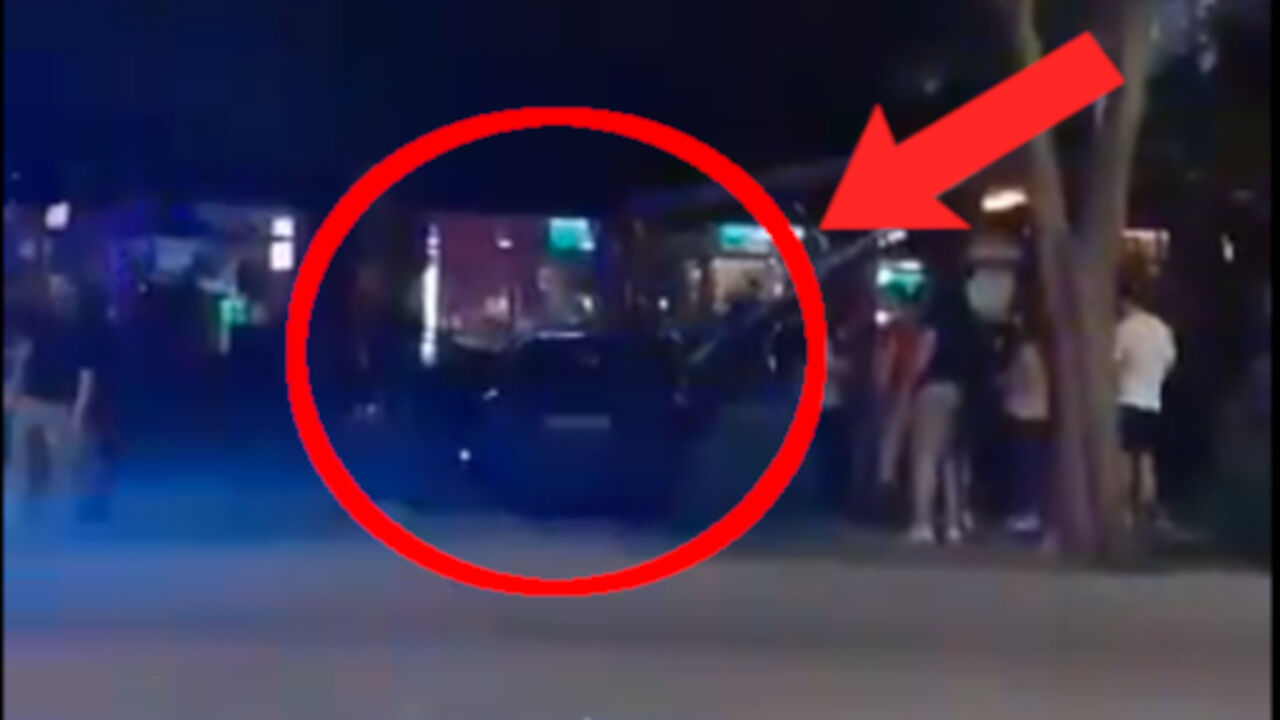 Automobil uleteo u baštu kafića
