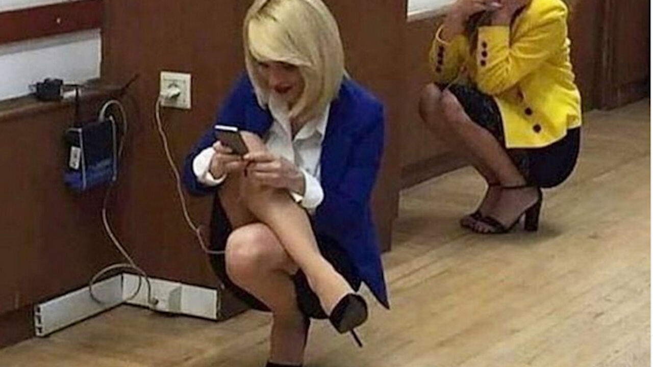 Žene sa mobilnim telefonima 