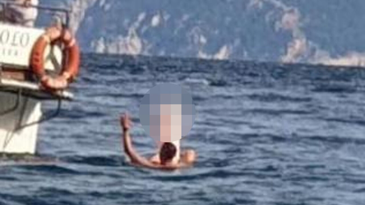 Muškarac pliva u moru
