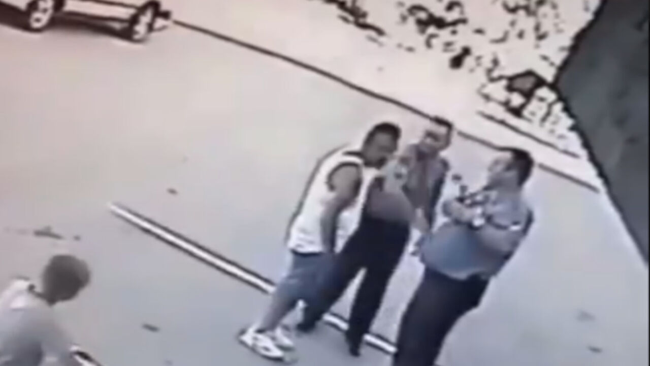 Policajci prebijaju muškarca