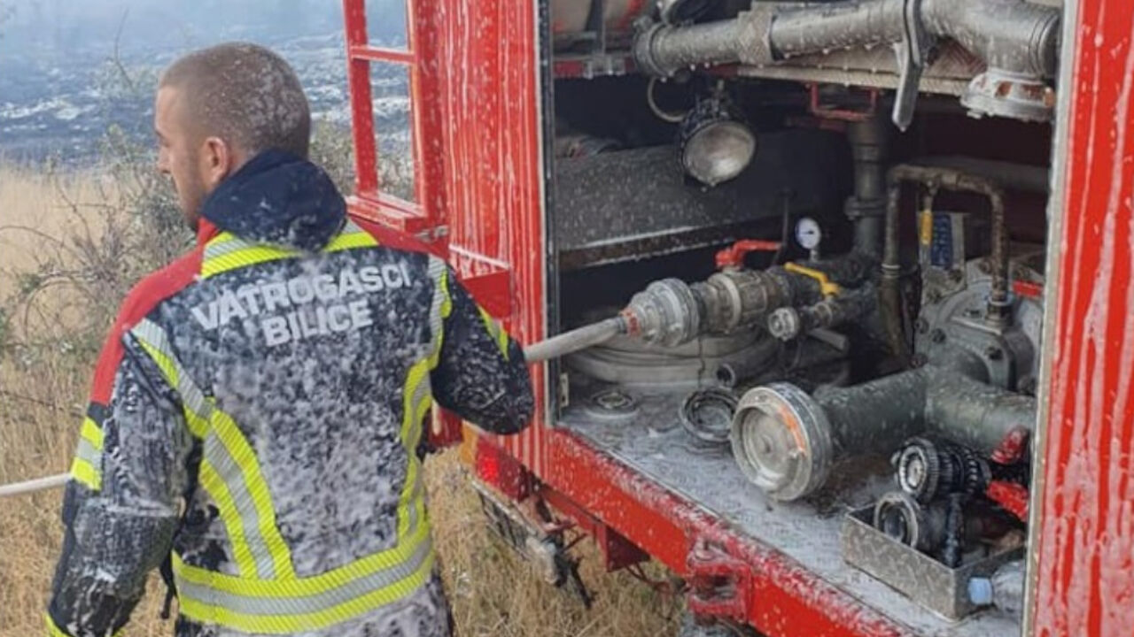 Vatrogasac gasi požar u Šibeniku