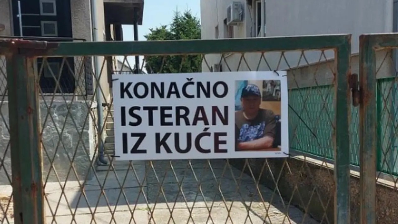 Neobična tabla u Zemunu
