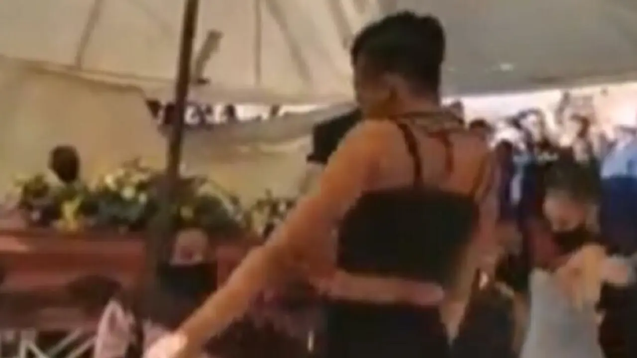 Striptizete na sahrani