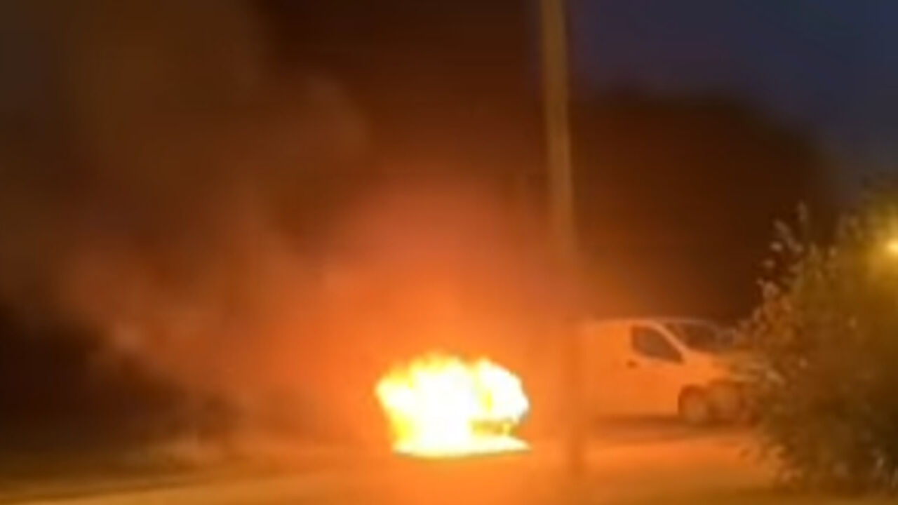 Novi sad, automobil gori