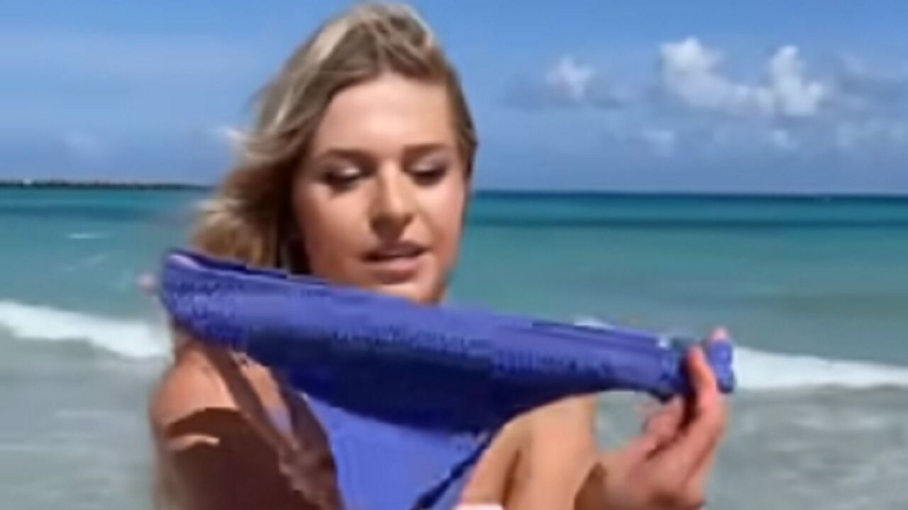 Devojka objašnjava trik sa kupaćom kostimom