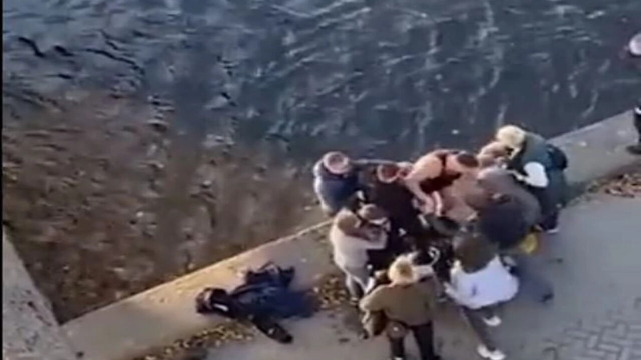 Policajac spasio devojčicu
