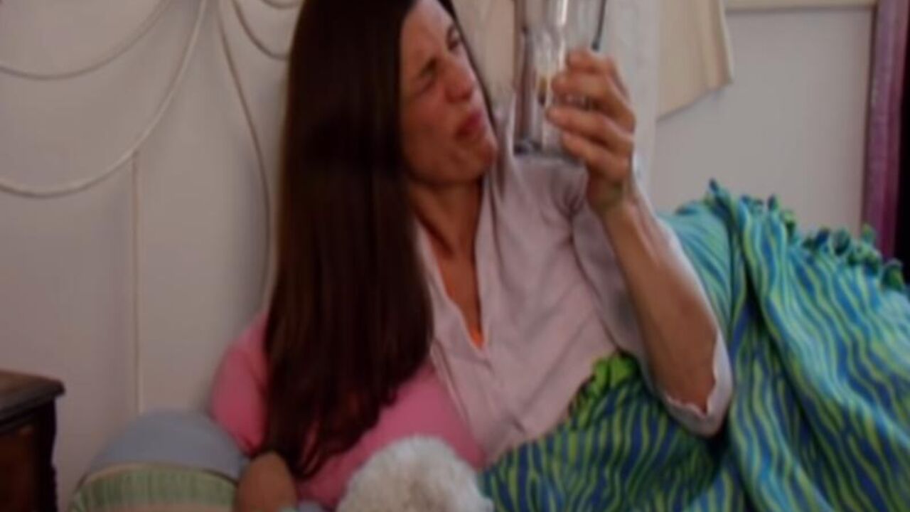 žena pije urin