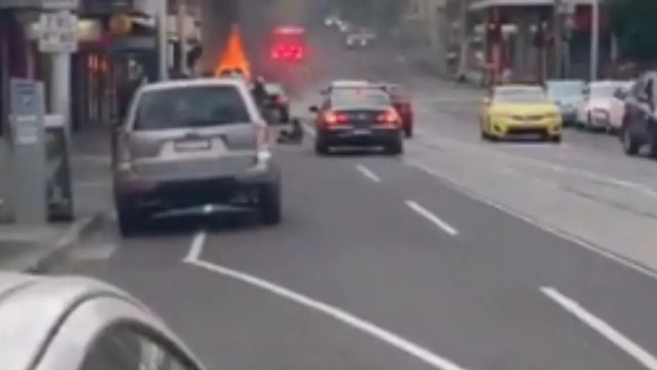 zapalio se muškarac ispred restorana