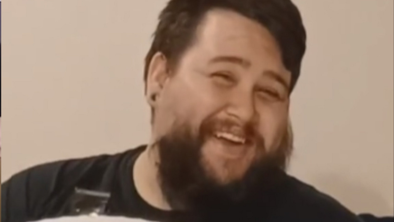 muškarac koji se brije