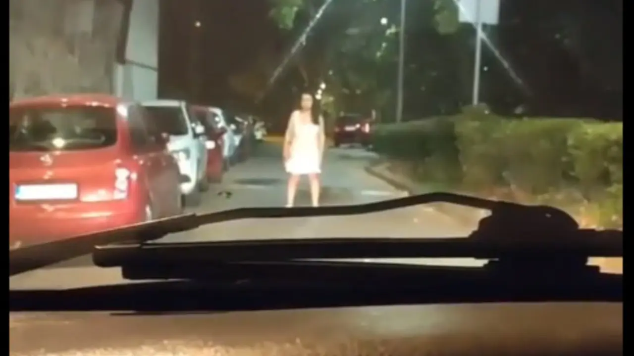 Žena u beloj spavaćici na Zvezdari