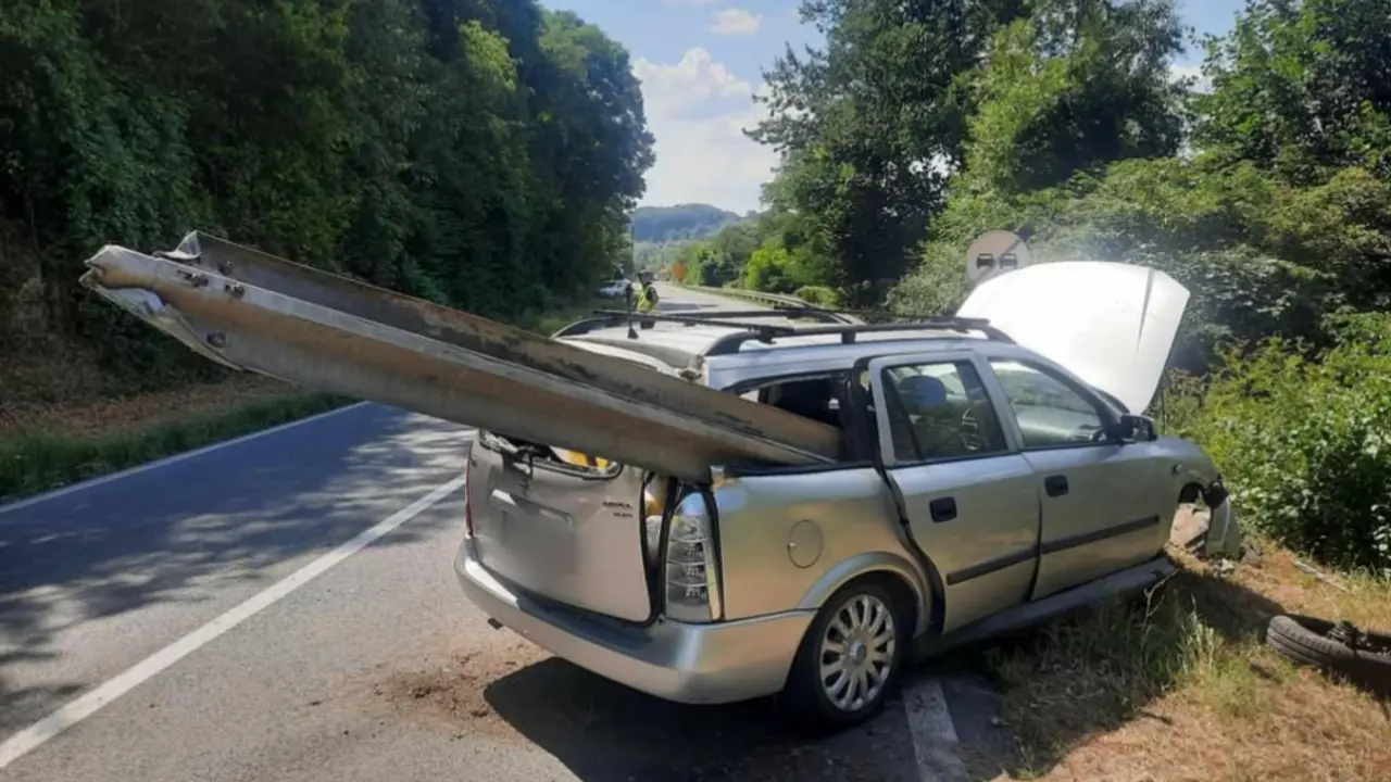 Automobil