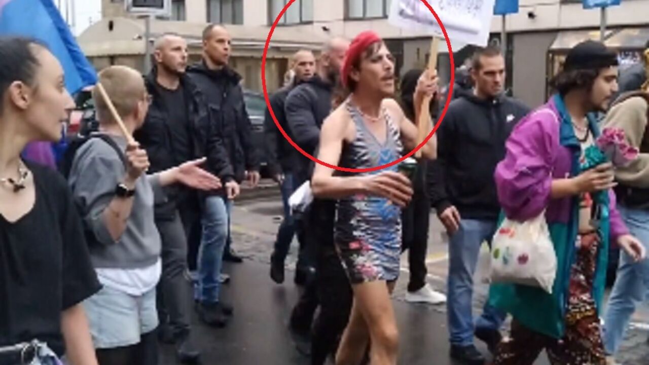 Učesnik Evroprajda uzvikuje parole "Republici Kosovo"